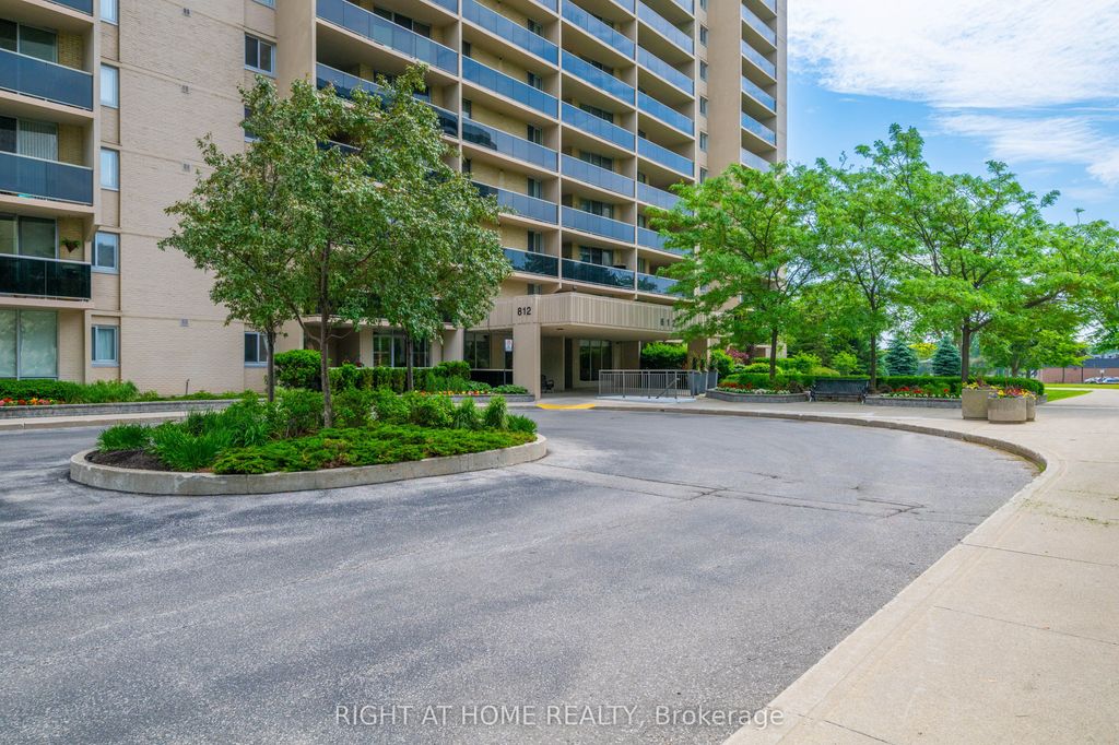 Photo of 812 Burnhamthorpe Road #609, Toronto, ON M9C 4W1 (MLS # W13428958)