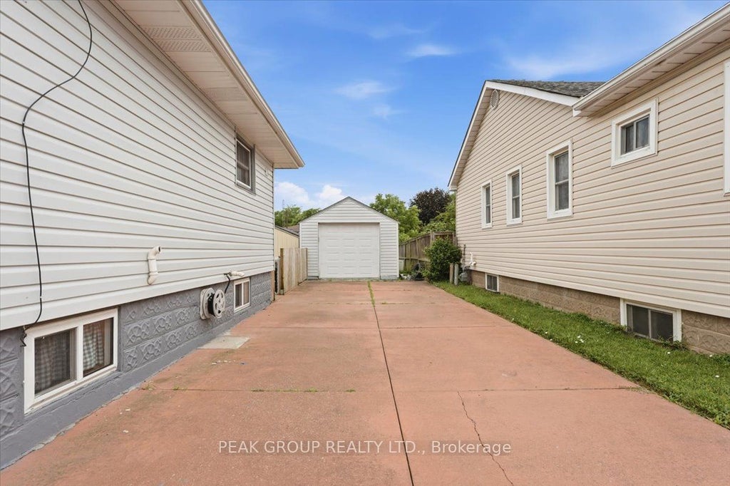 Photo of 6233 Montrose Road, Niagara Falls, ON L2H 1L5 (MLS # X13886376)