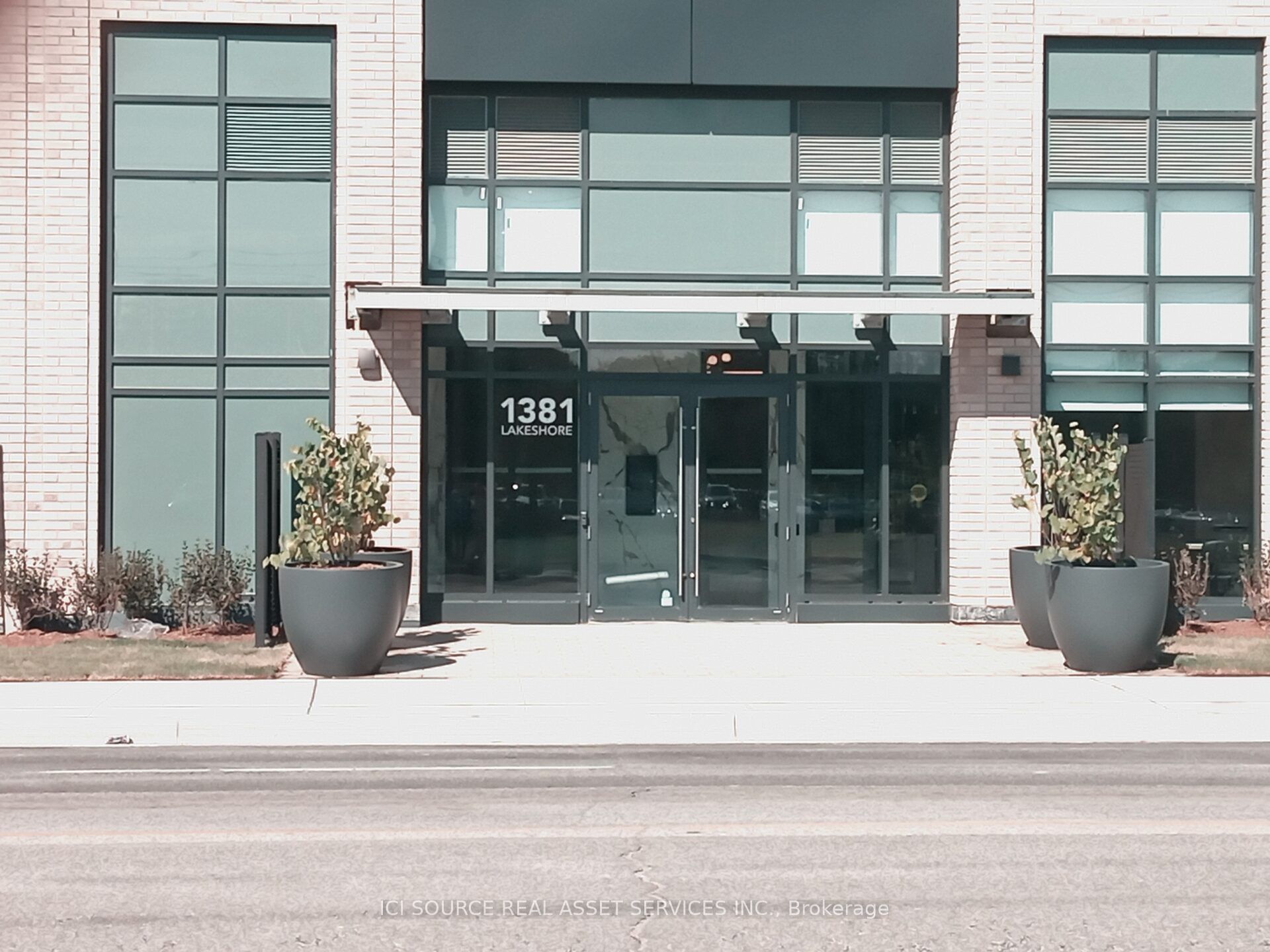 1381 Lakeshore Road E 525