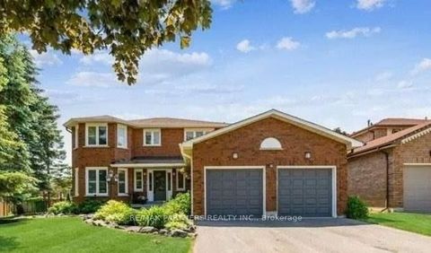 Photo of 6 Geoffrey Crescent, Whitchurch-Stouffville, ON L4A 5B9 (MLS # N12469549)