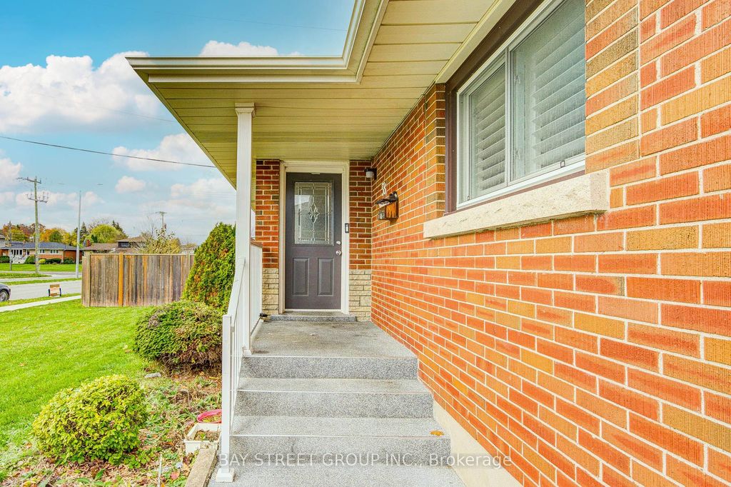 Photo of 58 Broderick Avenue, Thorold, ON L2V 2J1 (MLS # X12493908)