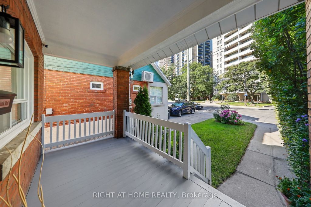 Photo of 977 Broadview Avenue, Toronto, ON M4K 2R9 (MLS # E12374898)