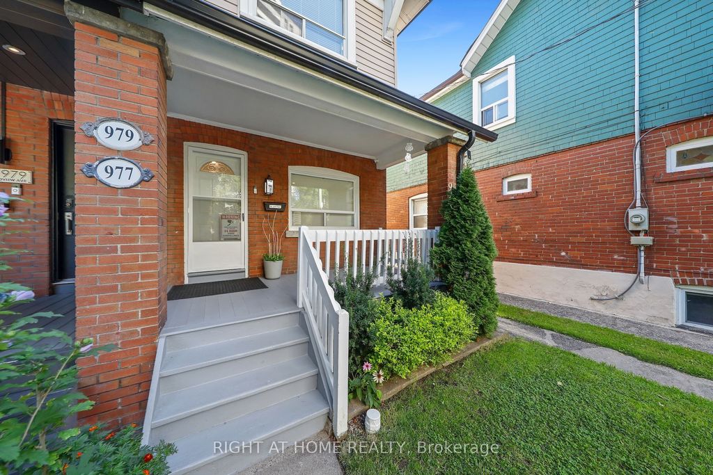 Photo of 977 Broadview Avenue, Toronto, ON M4K 2R9 (MLS # E12374898)