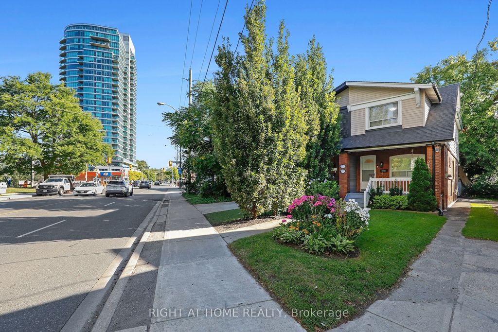 Photo of 977 Broadview Avenue, Toronto, ON M4K 2R9 (MLS # E12374898)