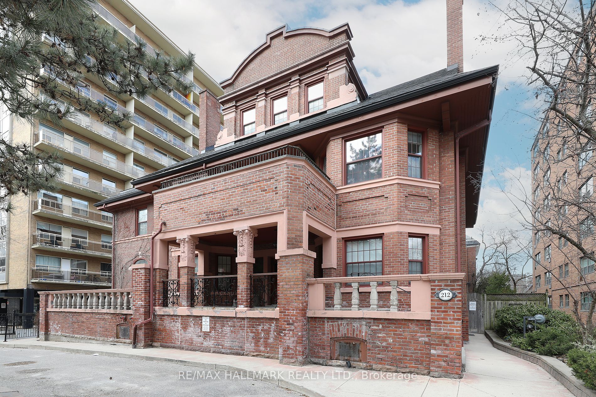 212 St. George Street 106