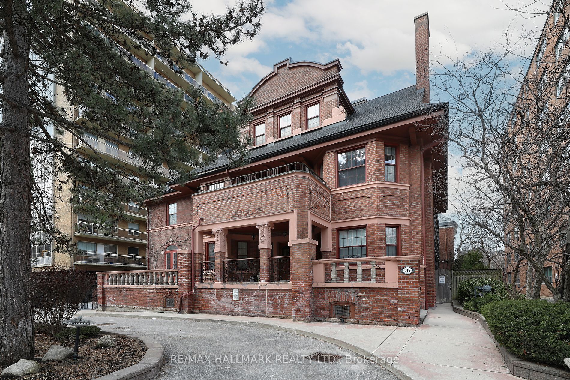 212 St. George Street 106
