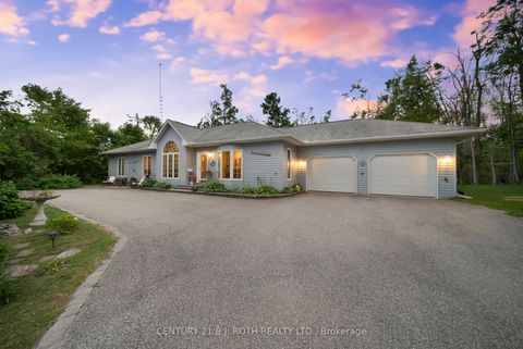 Photo of 4 Beechwood Crescent, Oro-Medonte, ON L0L 1T0 (MLS # S12501198)