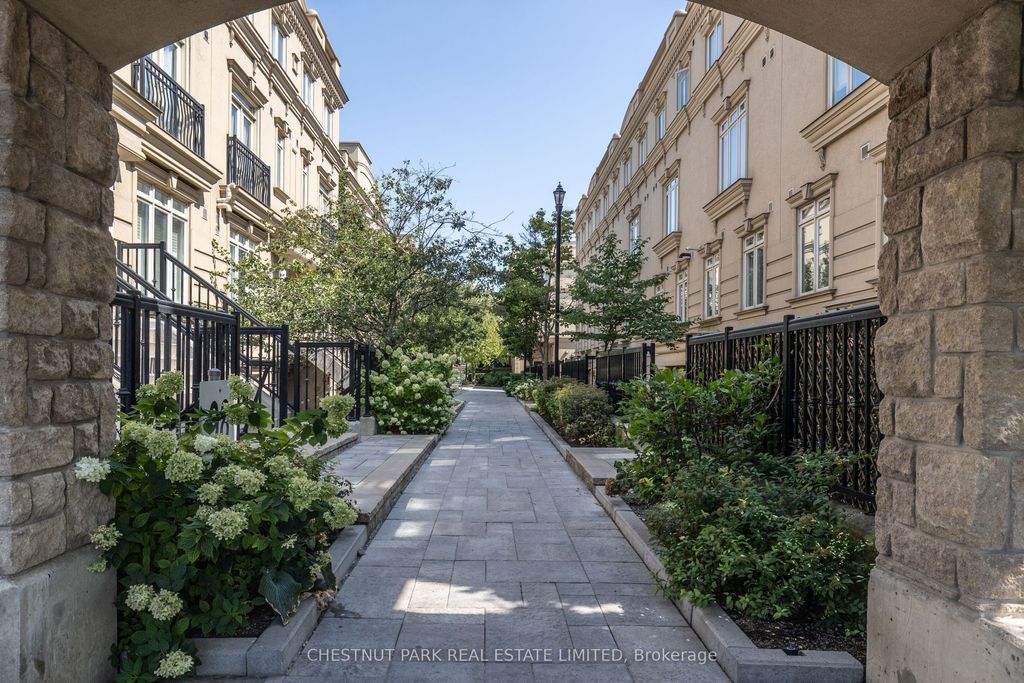 Photo of 98 Carr Street #11, Toronto, ON M5T 1B7 (MLS # C12481190)