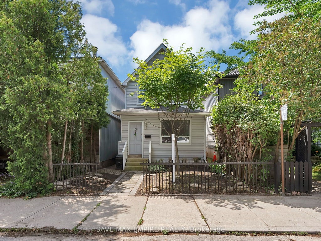 Photo of 19 Minto Street, Toronto, ON M4L 1B5 (MLS # E13557220)