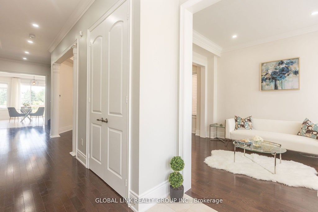 Photo of 44 Golden Hawk Drive, Hamilton, ON L4B 1W8 (MLS # X13552446)
