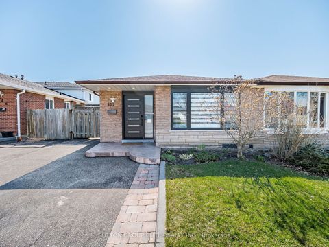 852 Consort Crescent Mississauga ON L5C 1J9