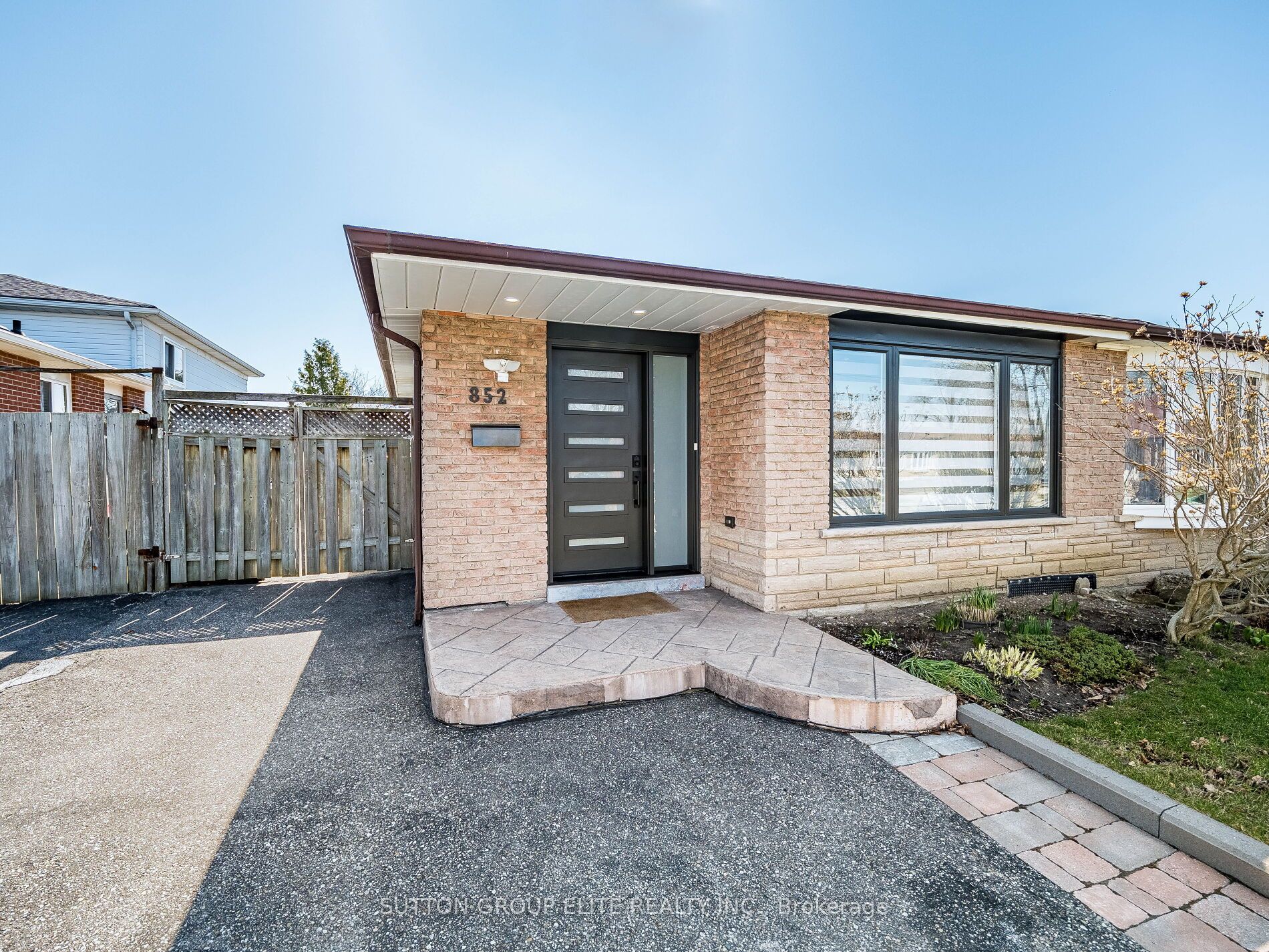 852 Consort Crescent
