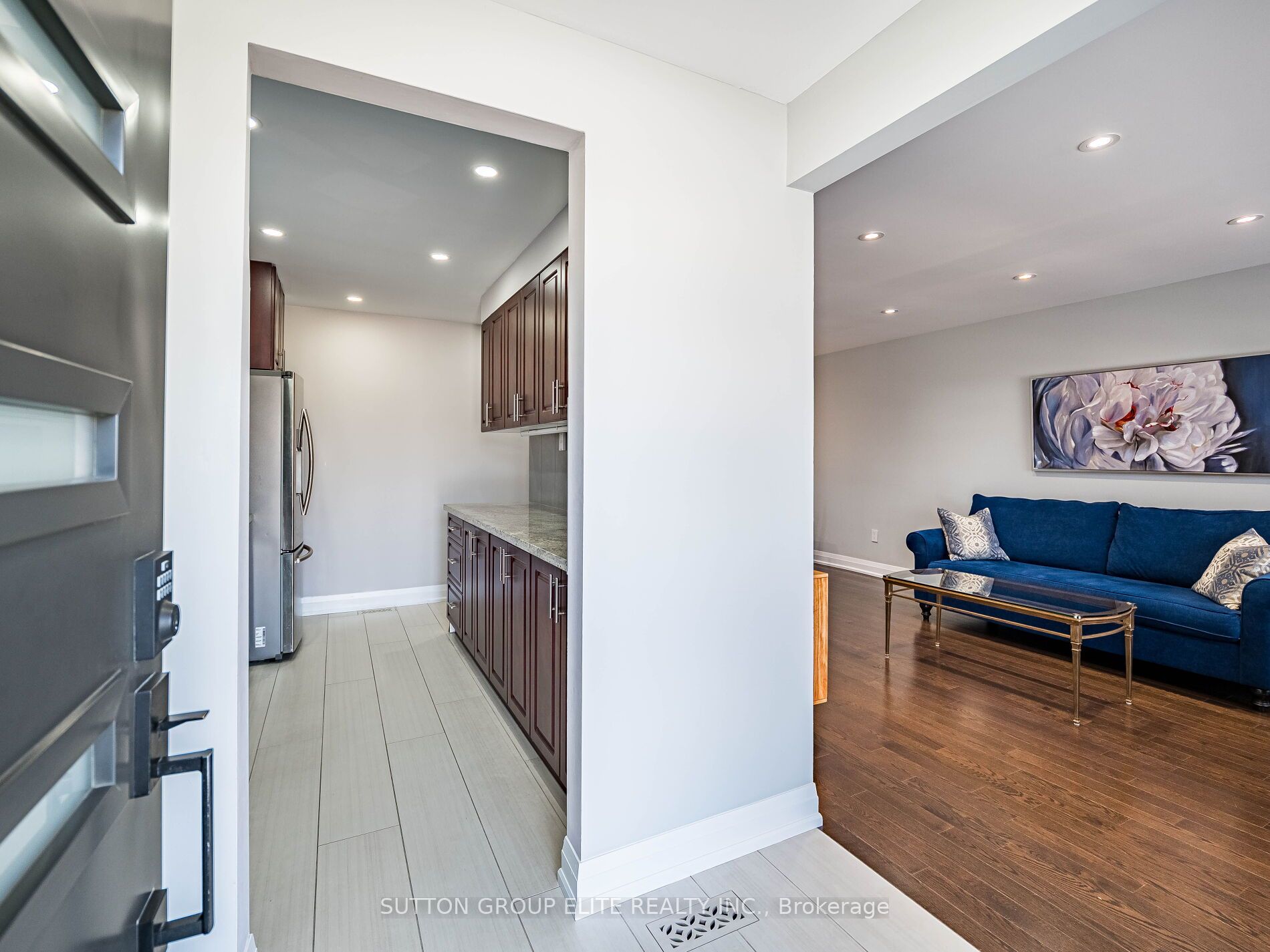 852 Consort Crescent