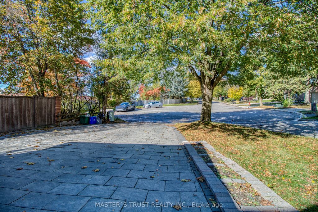 Photo of 20 Valhalla Court, Aurora, ON L4G 5W3 (MLS # N12907048)