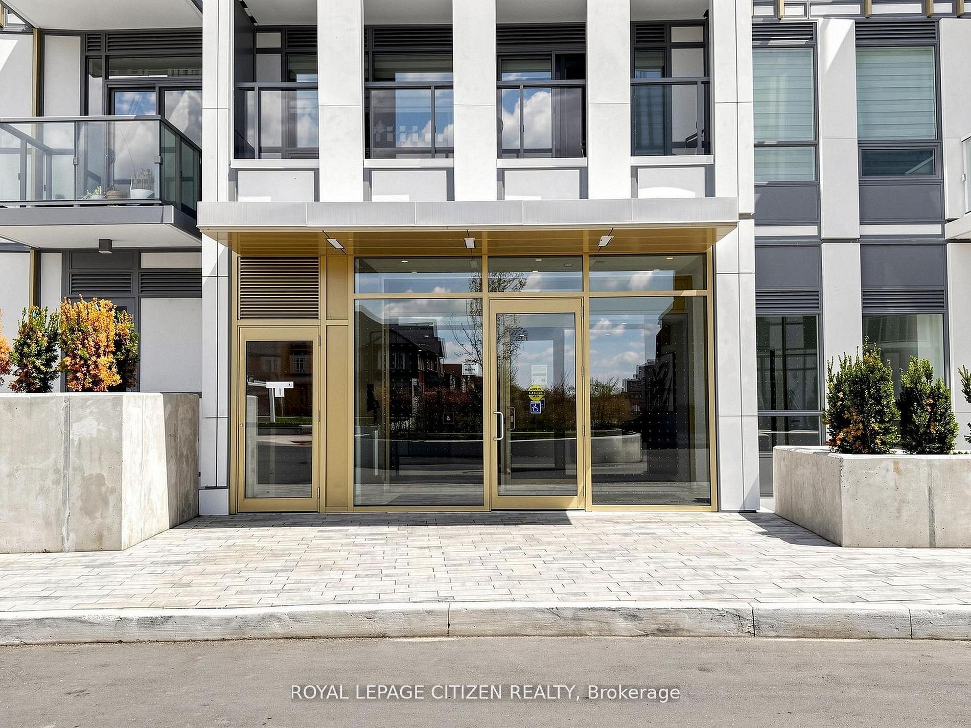1005 Dundas Street 711