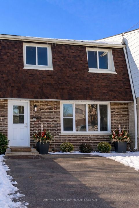 Photo of 983 Oakview Avenue, Kingston, ON K7M 6W9 (MLS # X12789168)