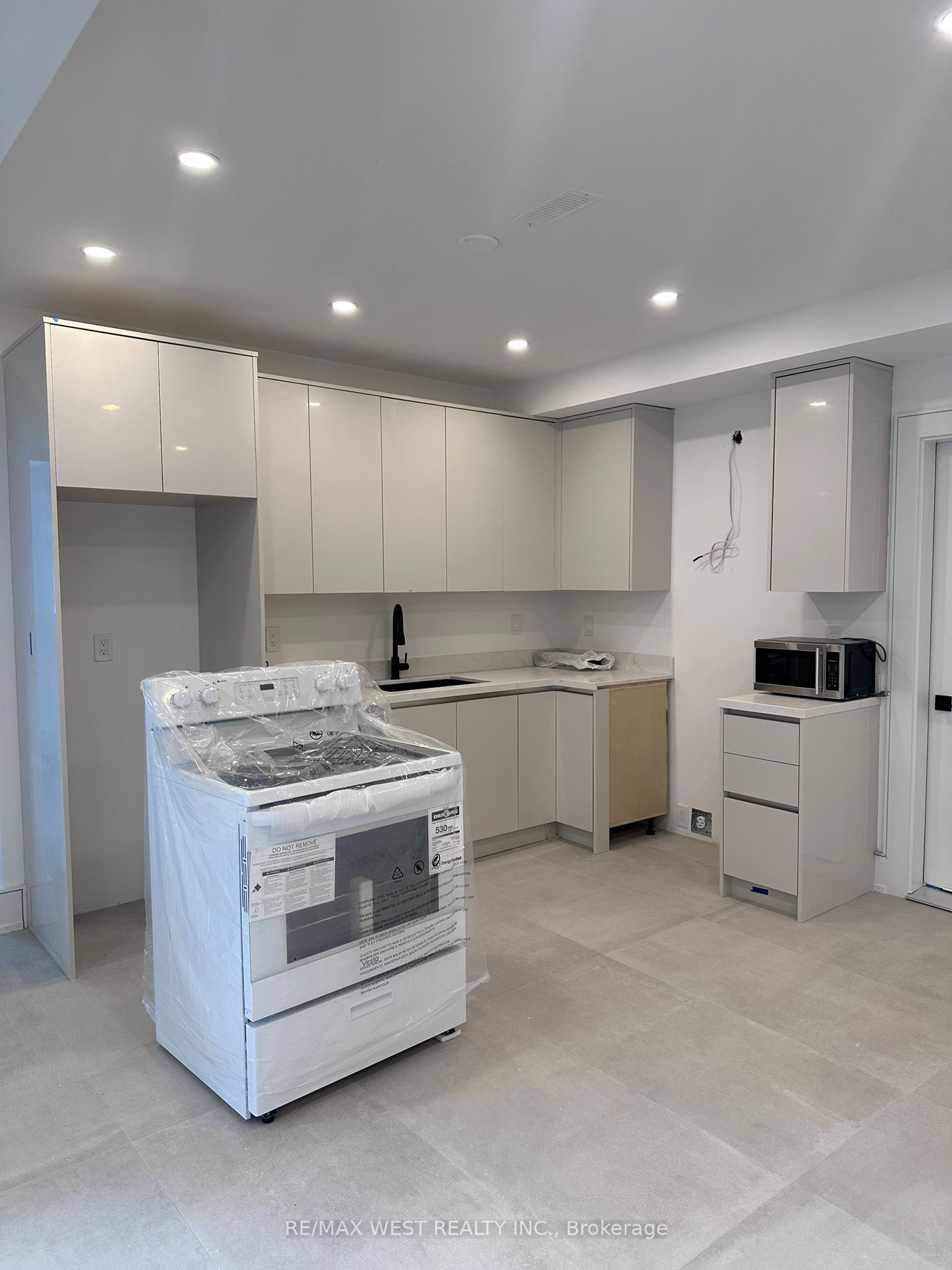 506 Wellington Crescent Basement