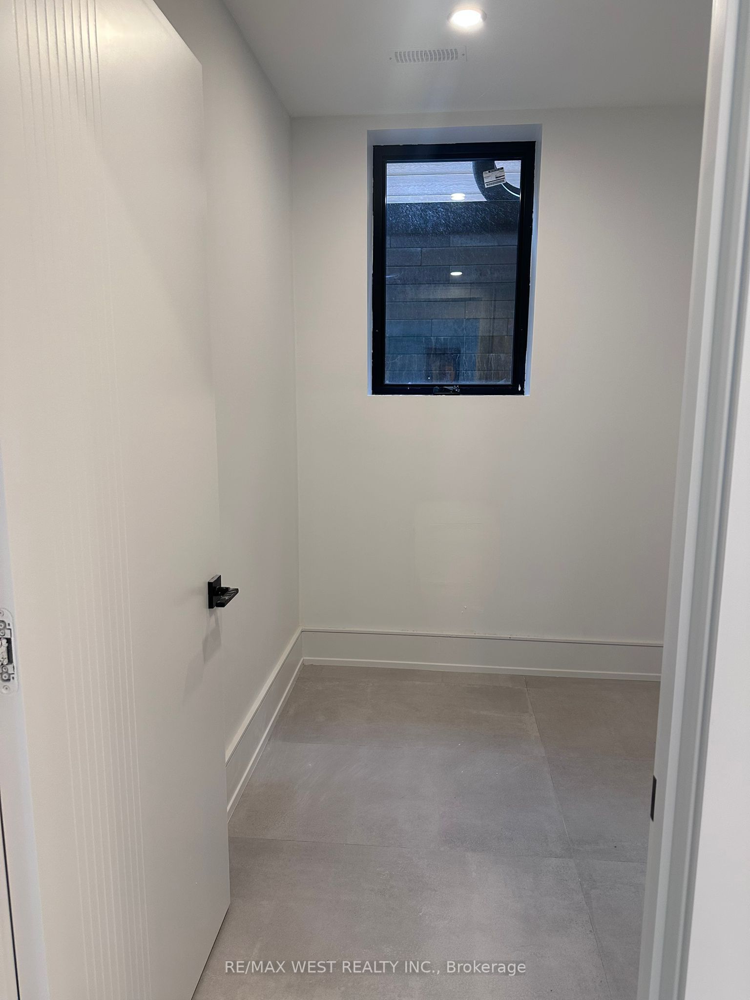 506 Wellington Crescent Basement