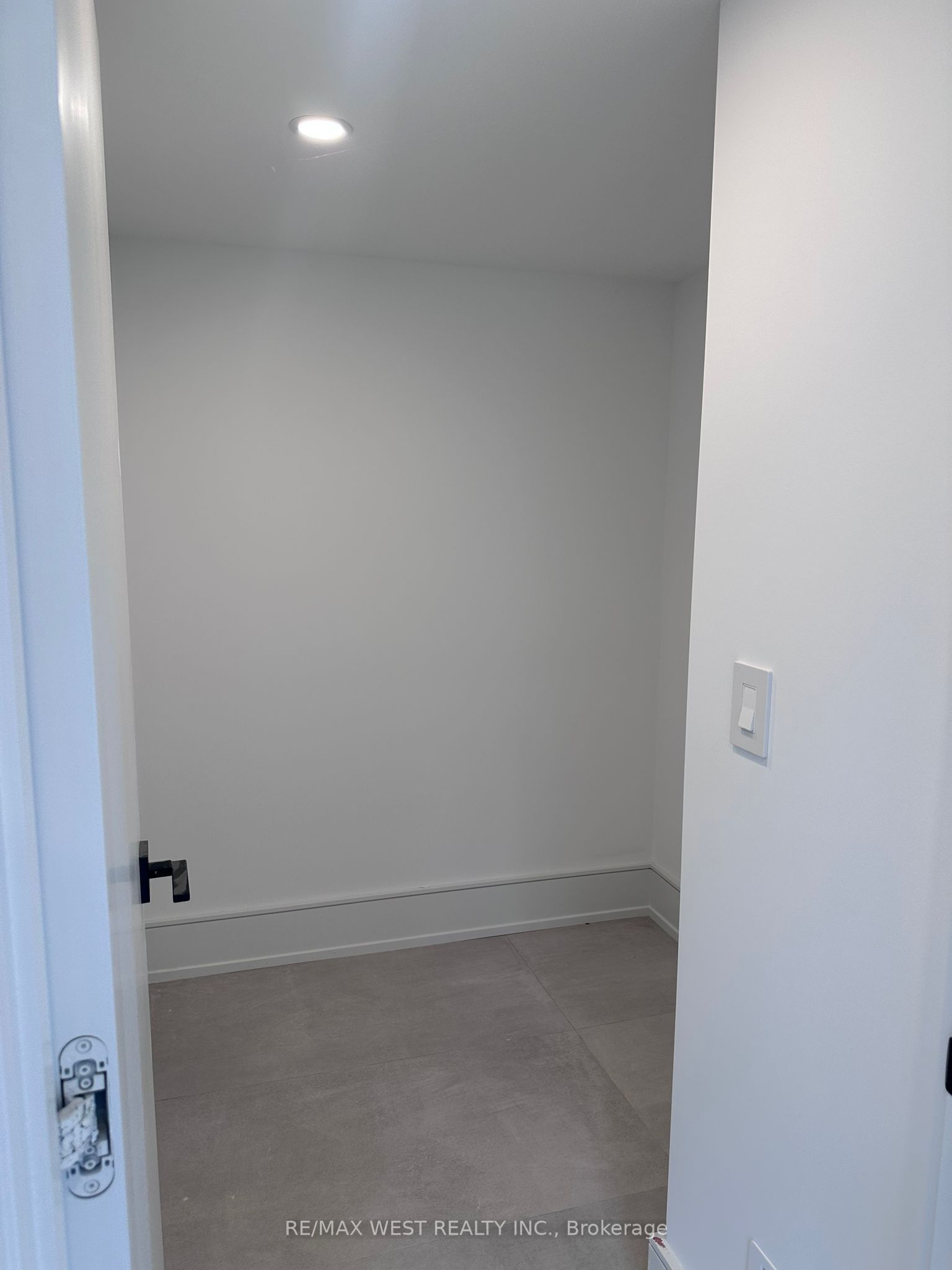 506 Wellington Crescent Basement