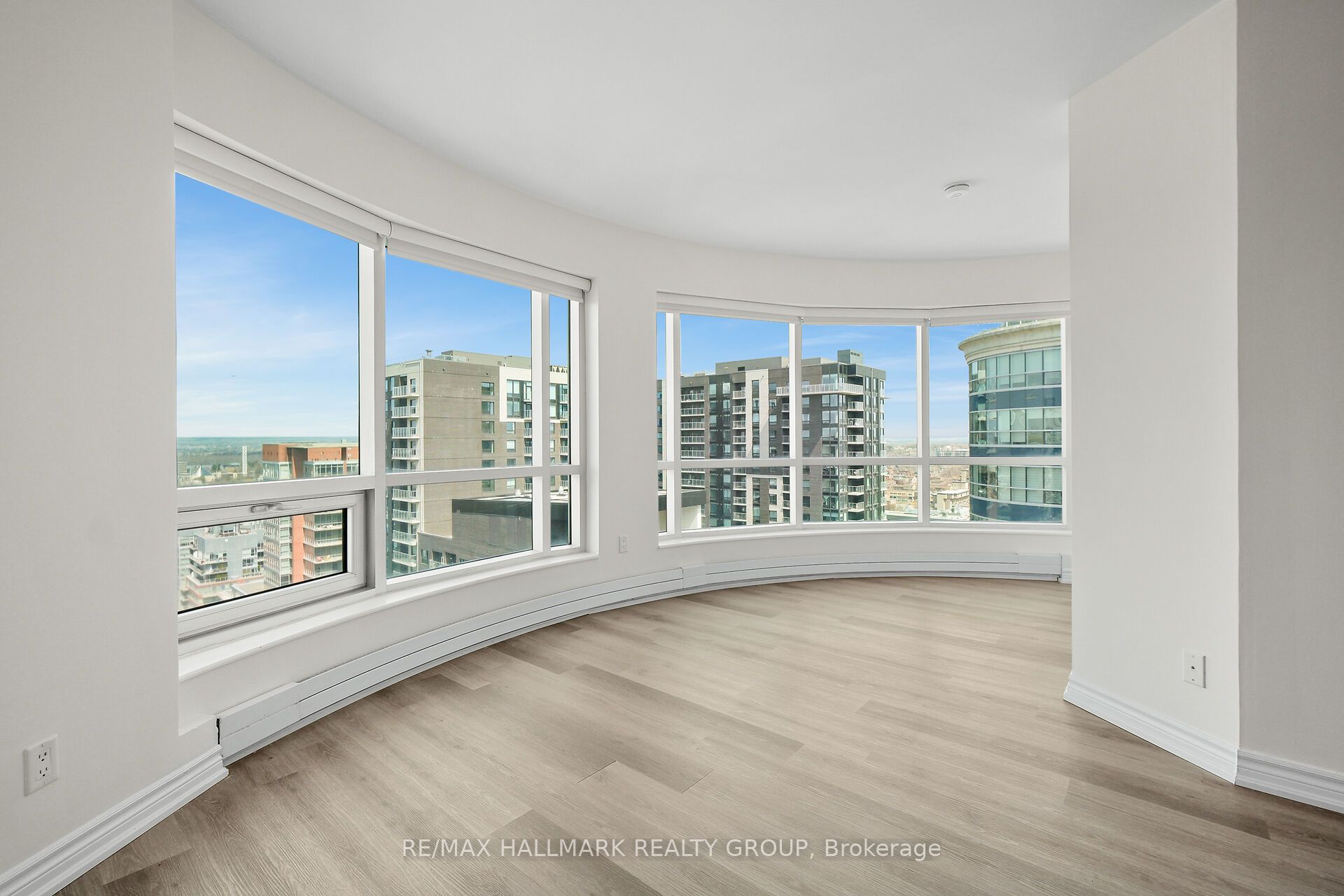 Photo 1 of 31 — 234 Rideau Street 2404, Lower Town - Sandy Hill, ON K1N 0A9