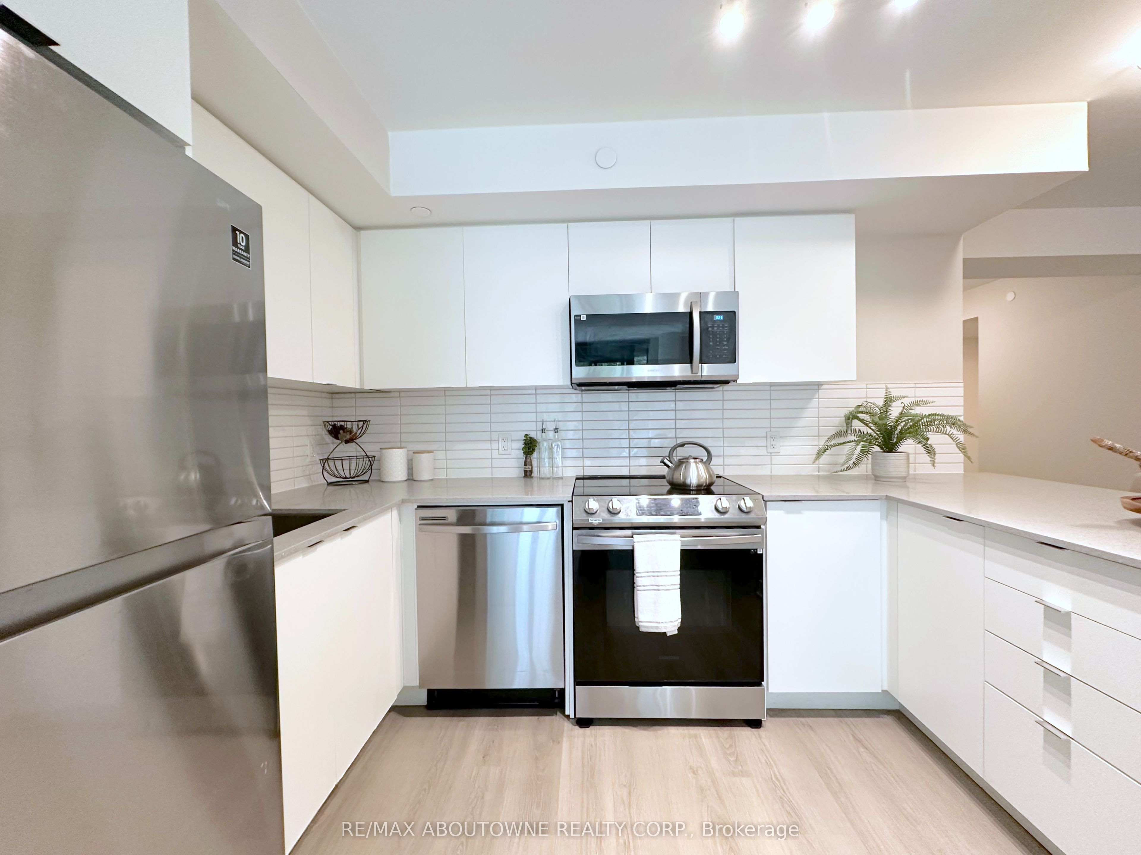 3385 Dundas Street W 219
