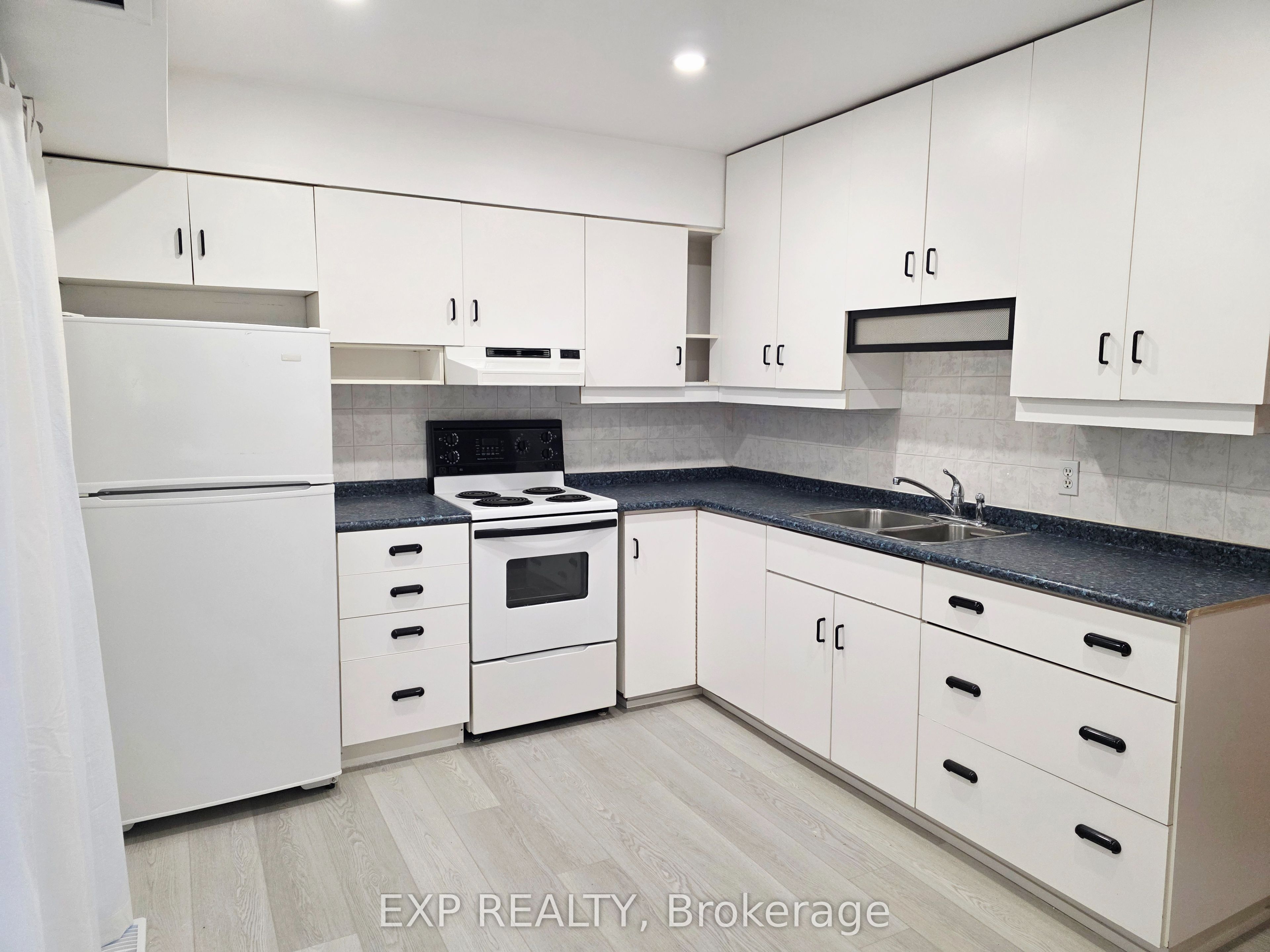 166 John Street W