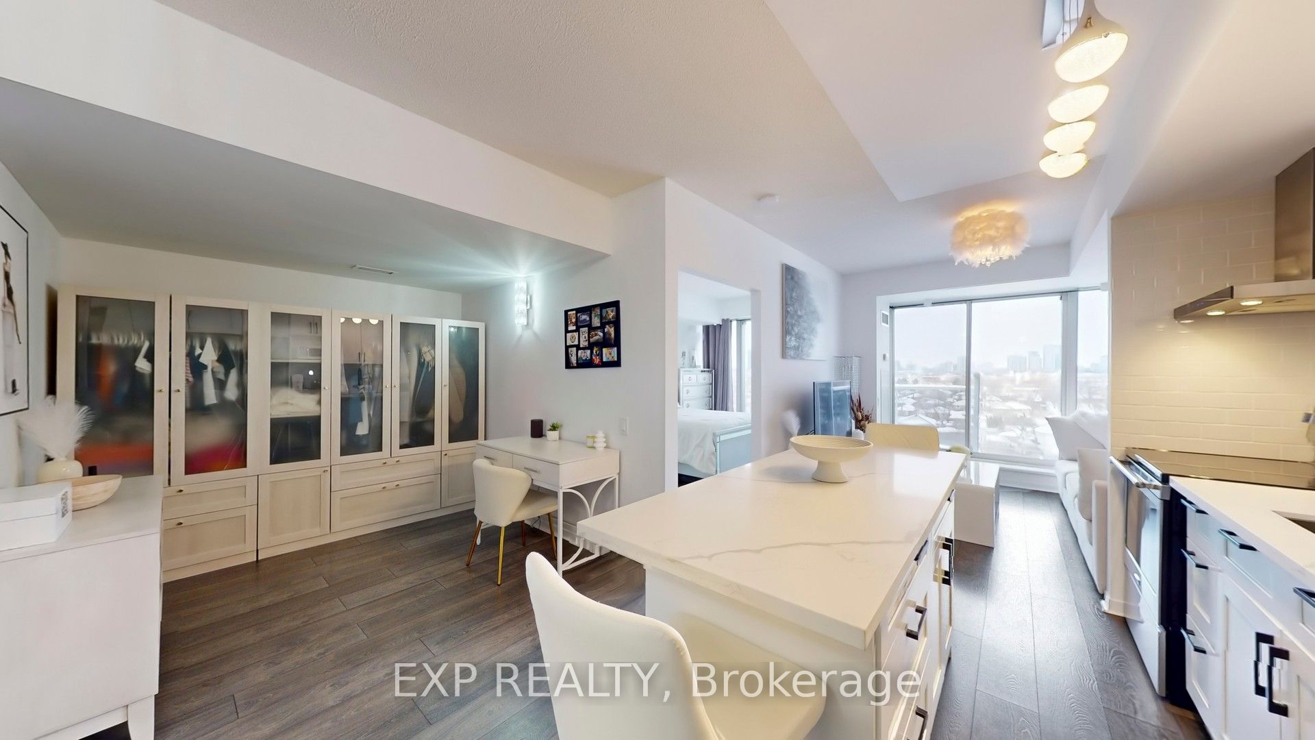 1050 The Queensway N/A 811