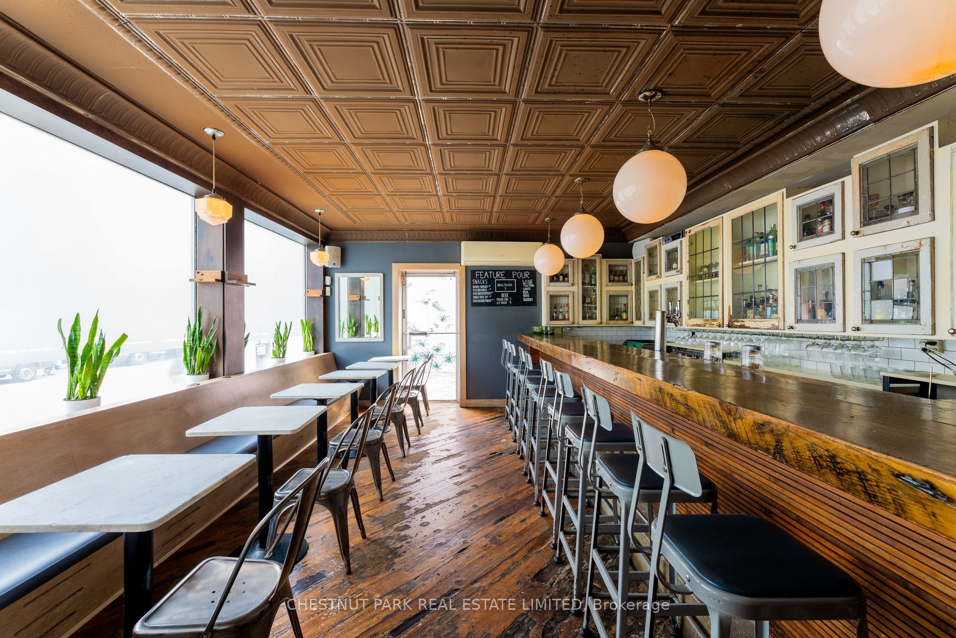 923 Dundas Street W