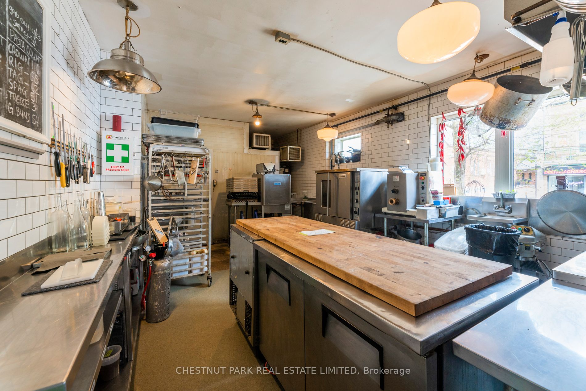 923 Dundas Street W