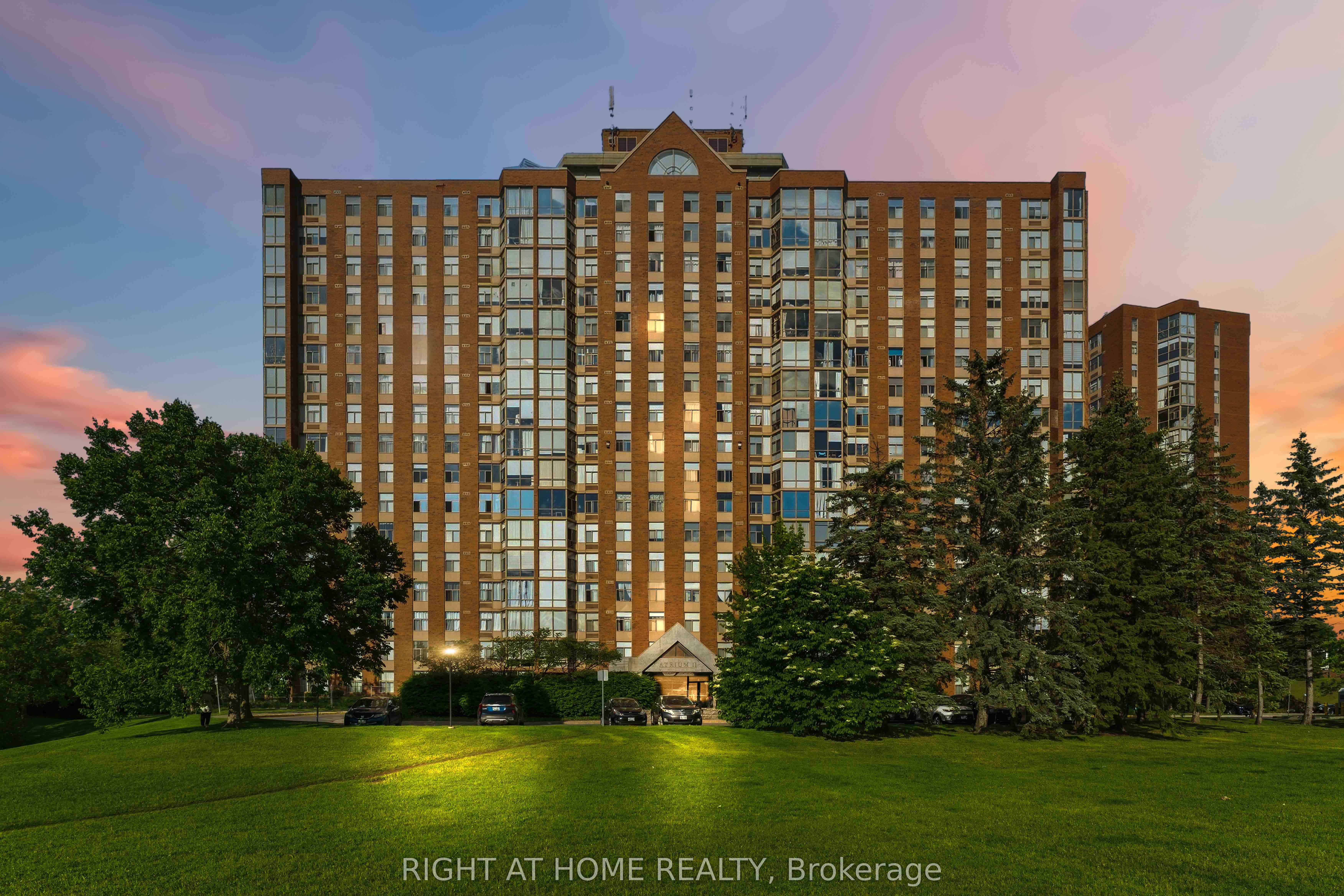 Photo 1 of 47 — 2759 Carousel Crescent 911, Blossom Park - Airport and Area, ON K1T 2N5