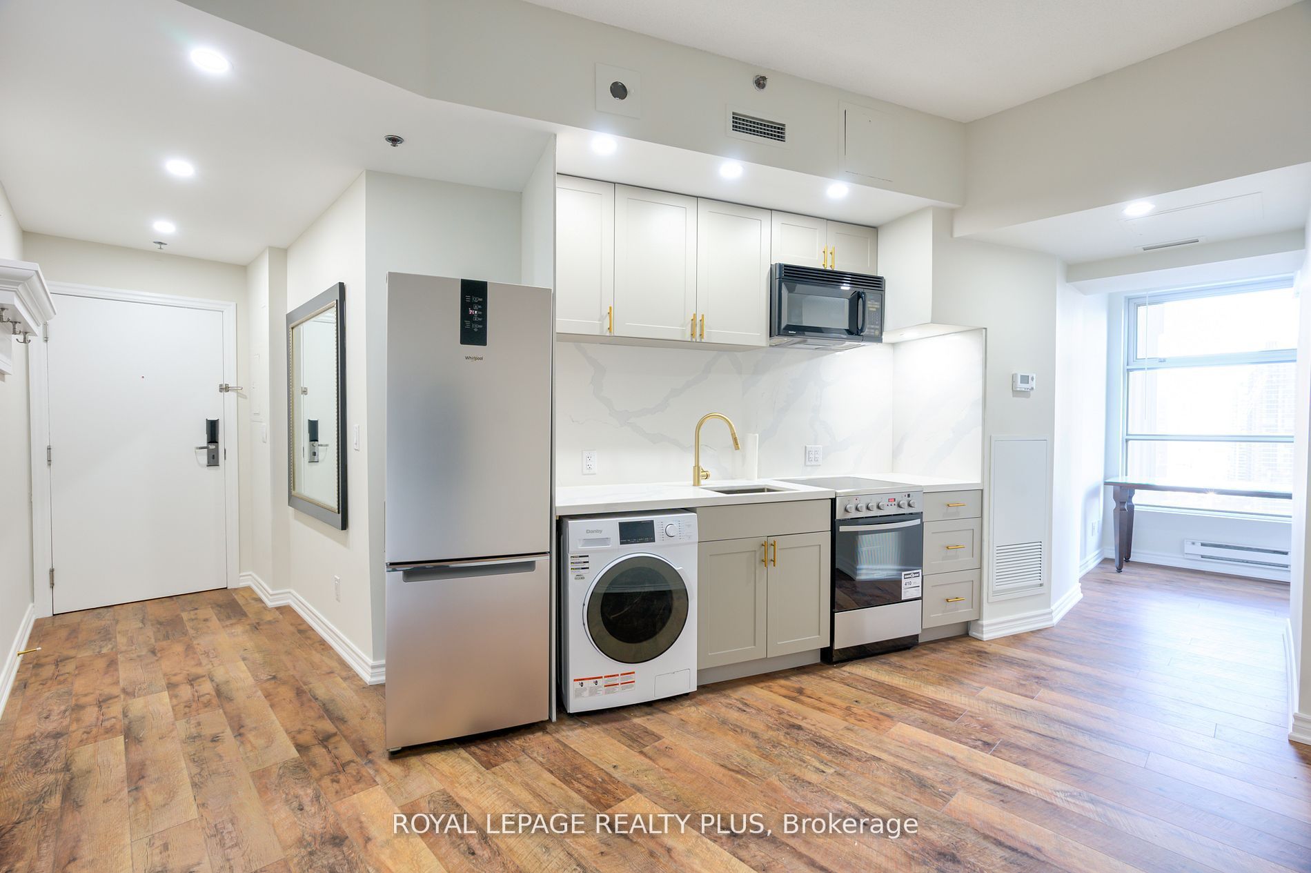 1 King Street W 1706