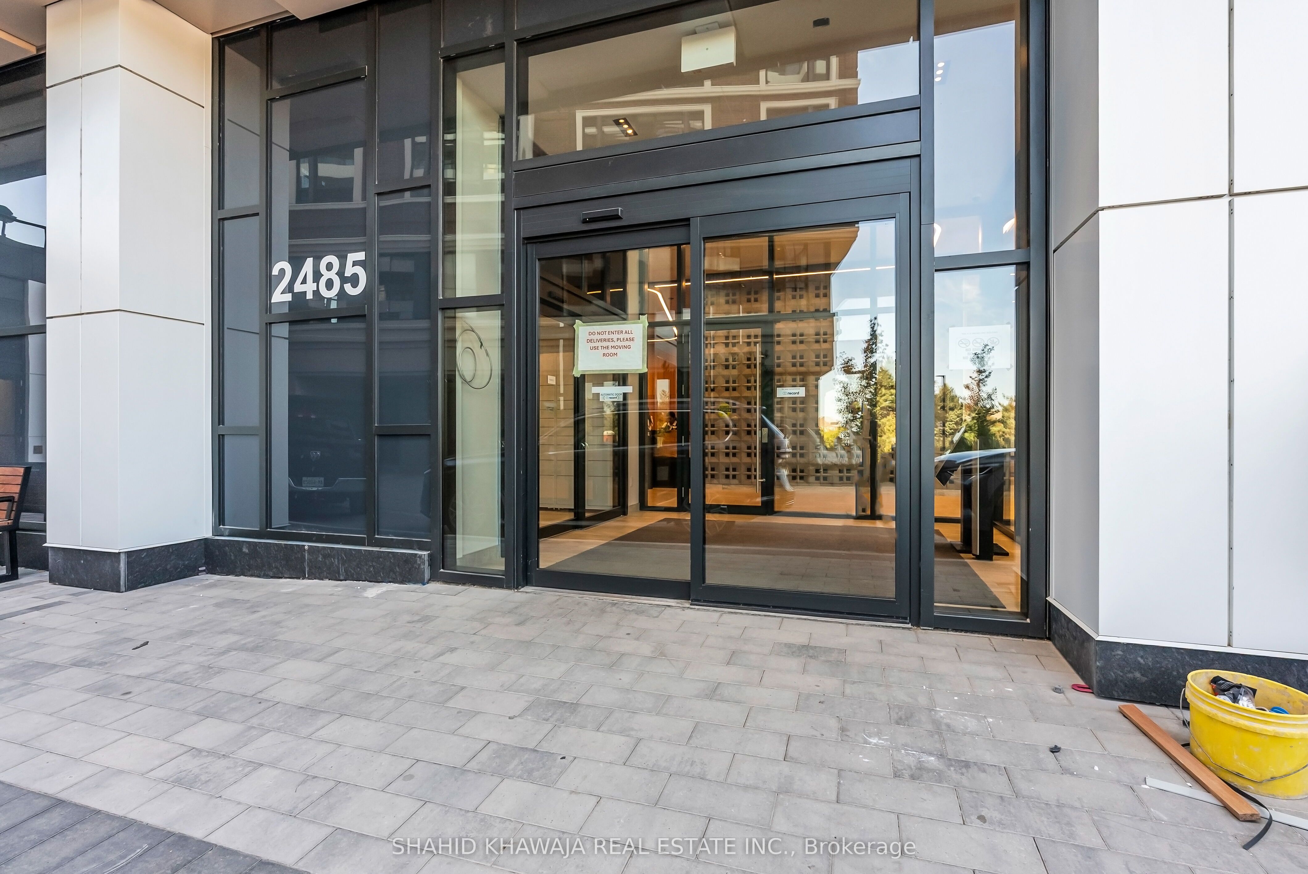 2485 Eglinton Avenue W 1415