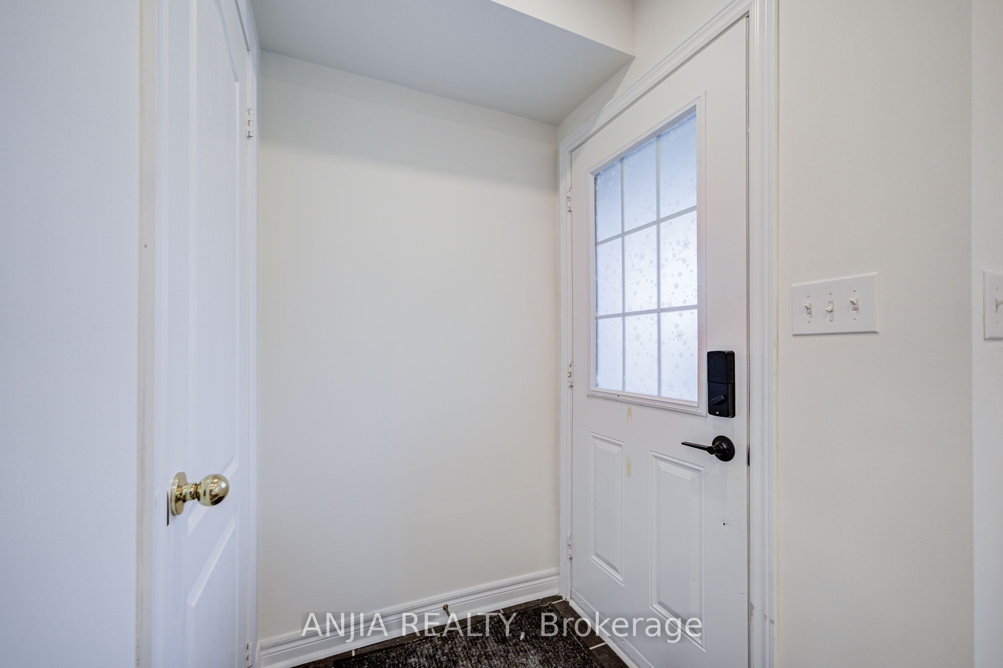 375 White's Hill Avenue