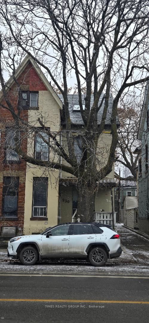 Photo 1 of 4 — 930 Dundas Street E, Toronto, ON M4M 1R3