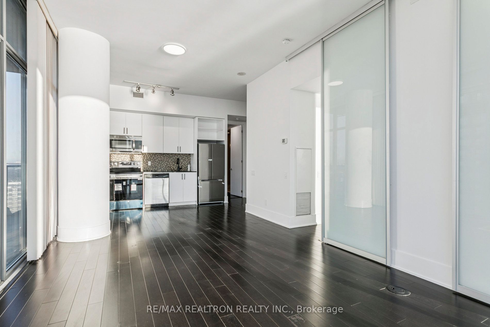 103 The Queensway N/A 2805