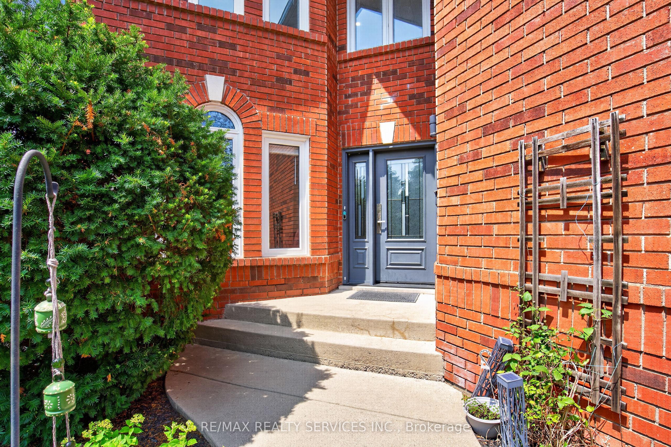 2153 Oak Bliss Crescent