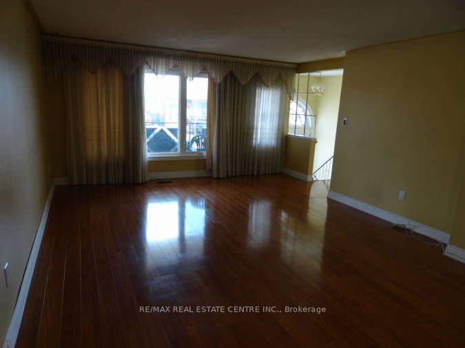 879 Consort Crescent