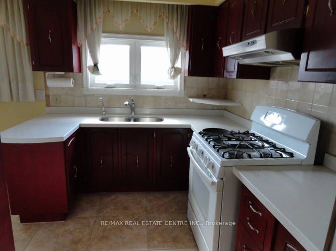 879 Consort Crescent