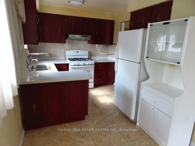 879 Consort Crescent