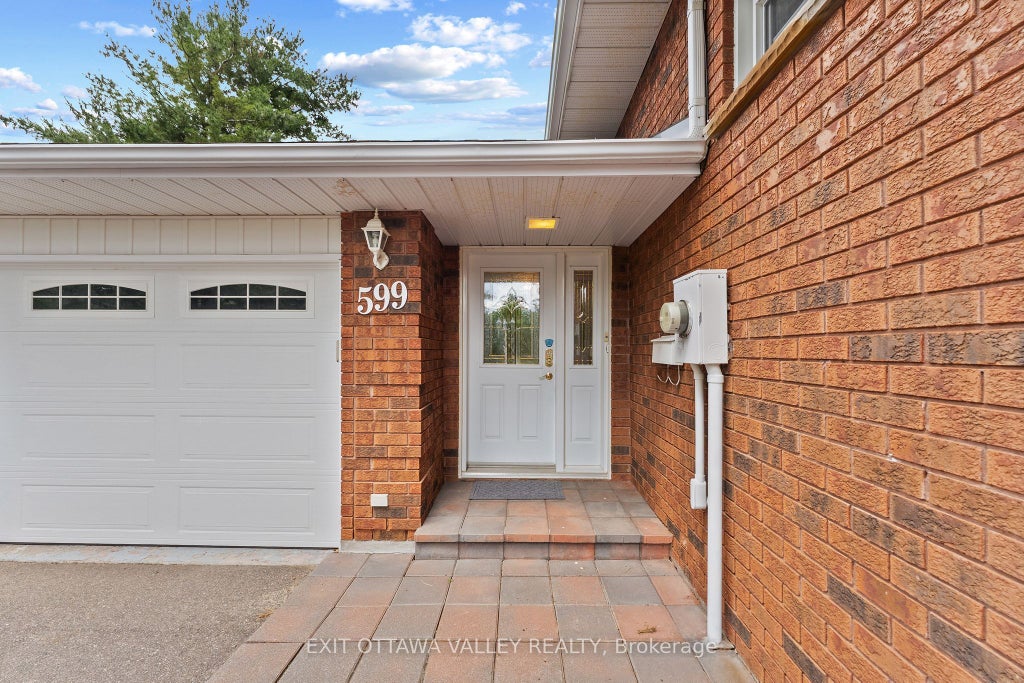 Photo of 599 Hillside Avenue, Pembroke, ON K8A 8G4 (MLS # X13481964)