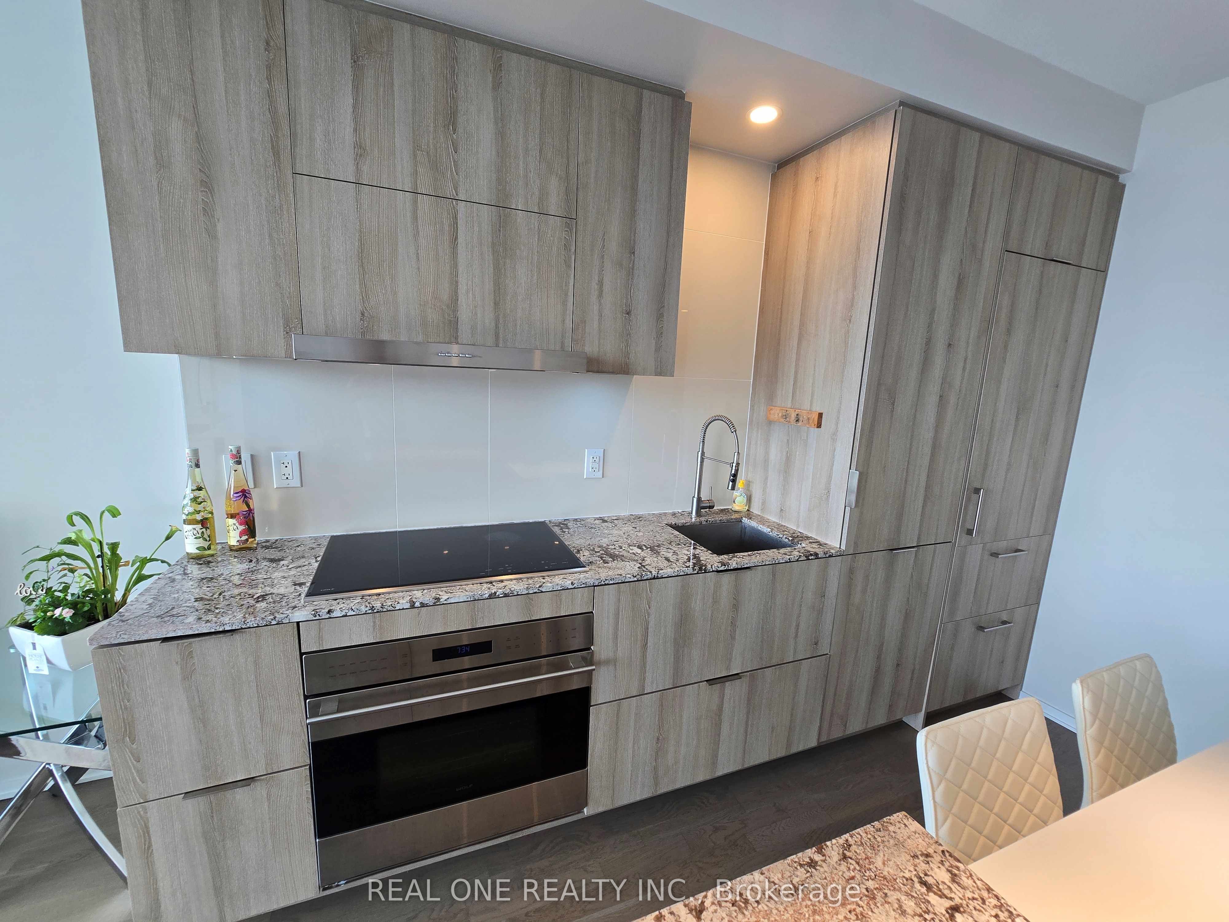 1 BLOOR Street E 4205