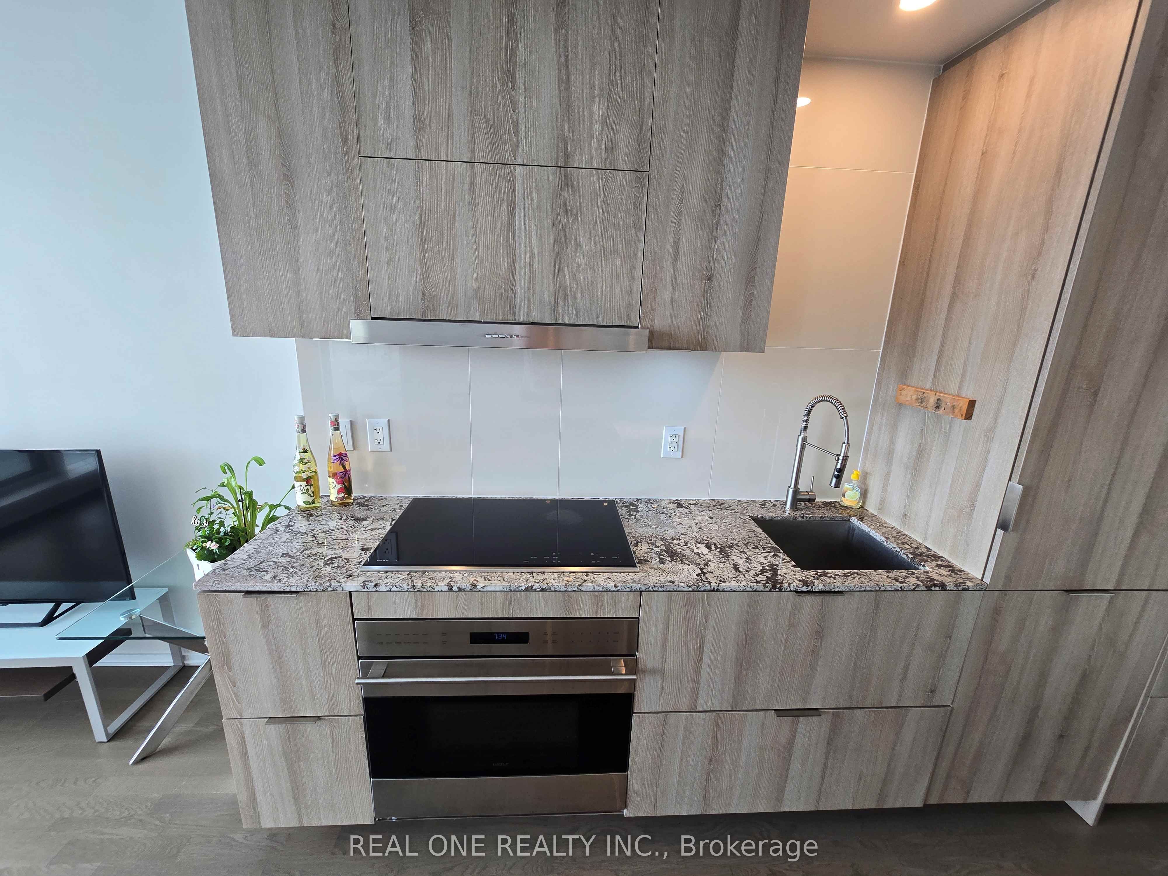 1 BLOOR Street E 4205