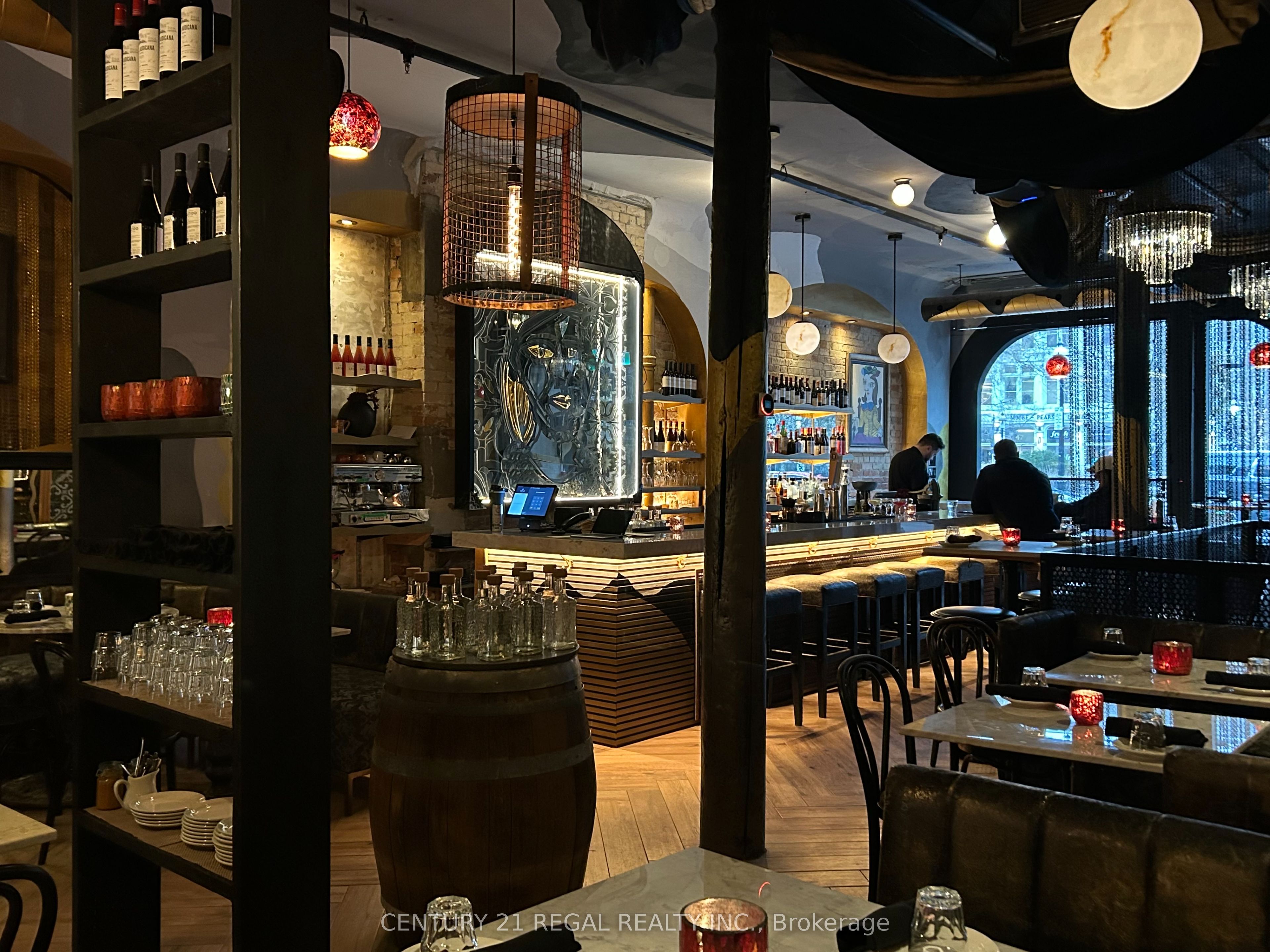 40 Wellington Street E