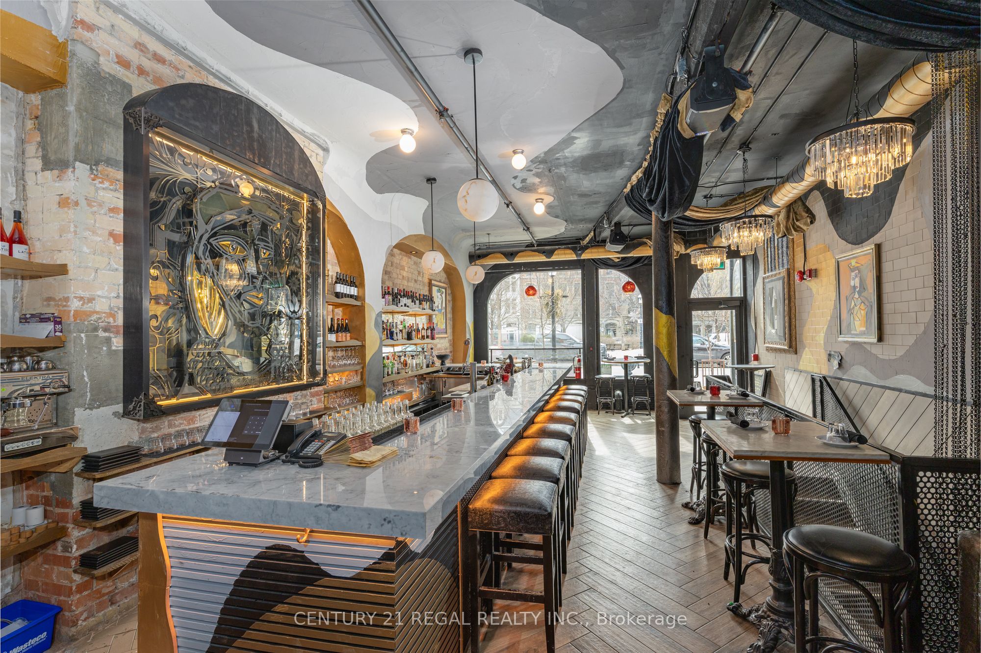 40 Wellington Street E