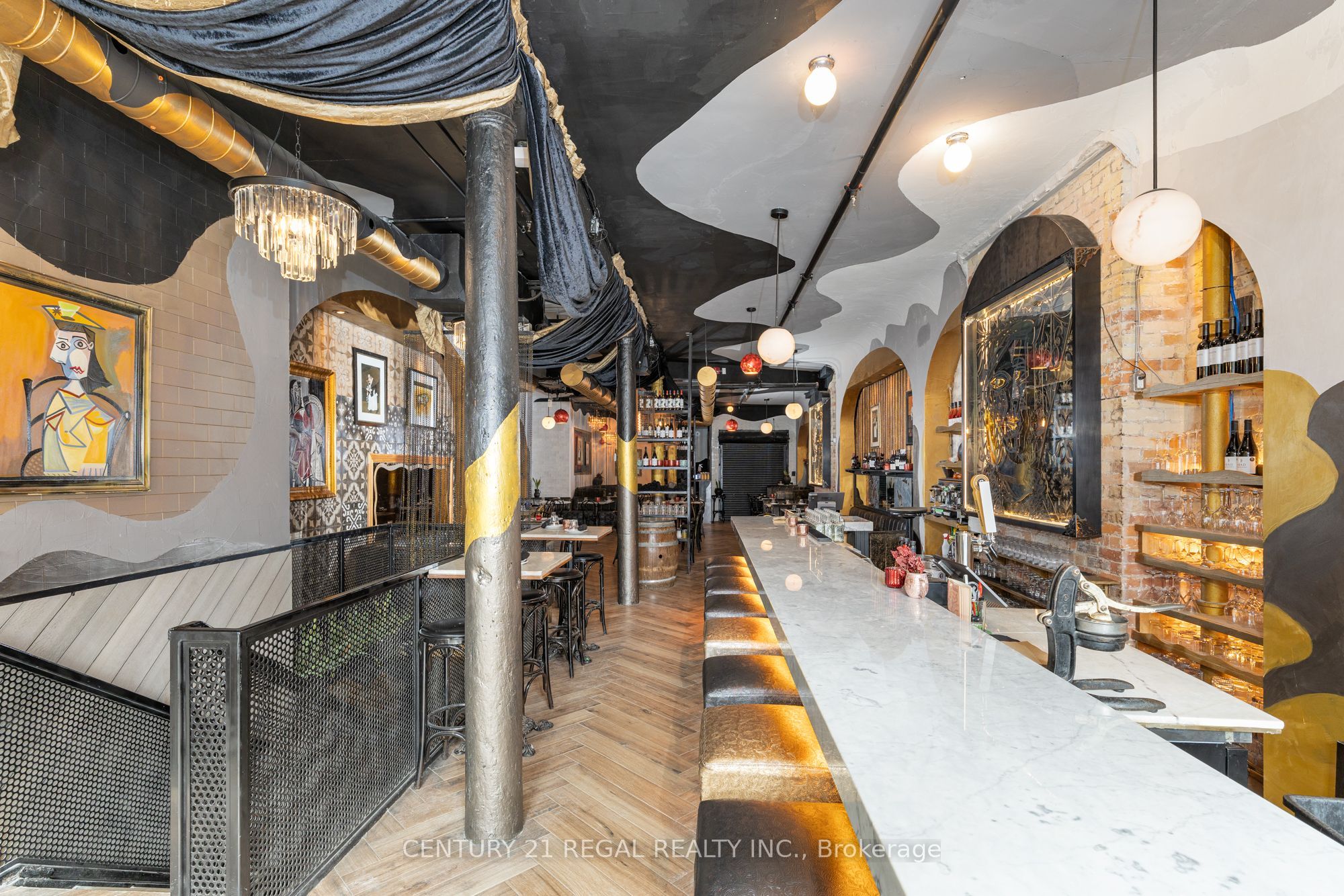 40 Wellington Street E