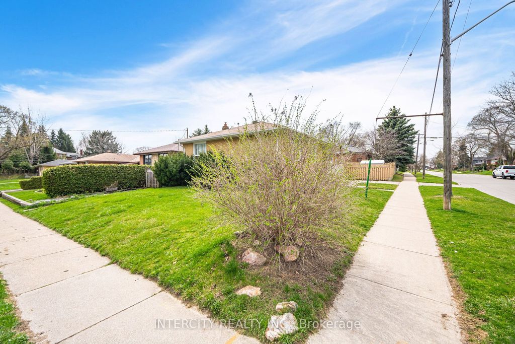 Photo of 31 Munhall Road, Toronto, ON M6P 1R2 (MLS # W12353626)