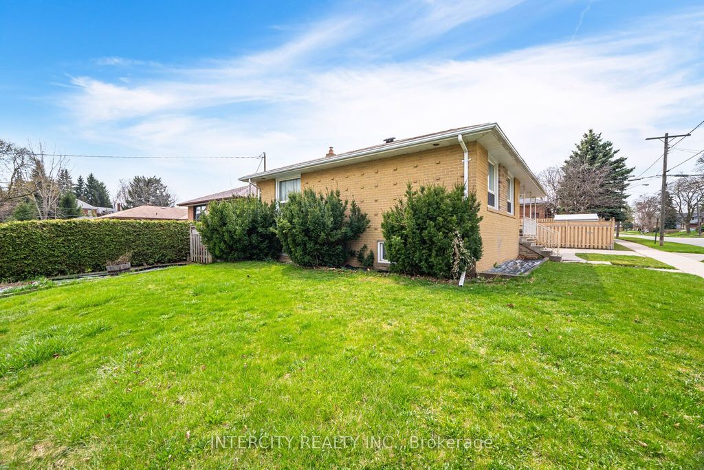 Photo of 31 Munhall Road, Toronto, ON M6P 1R2 (MLS # W12353626)