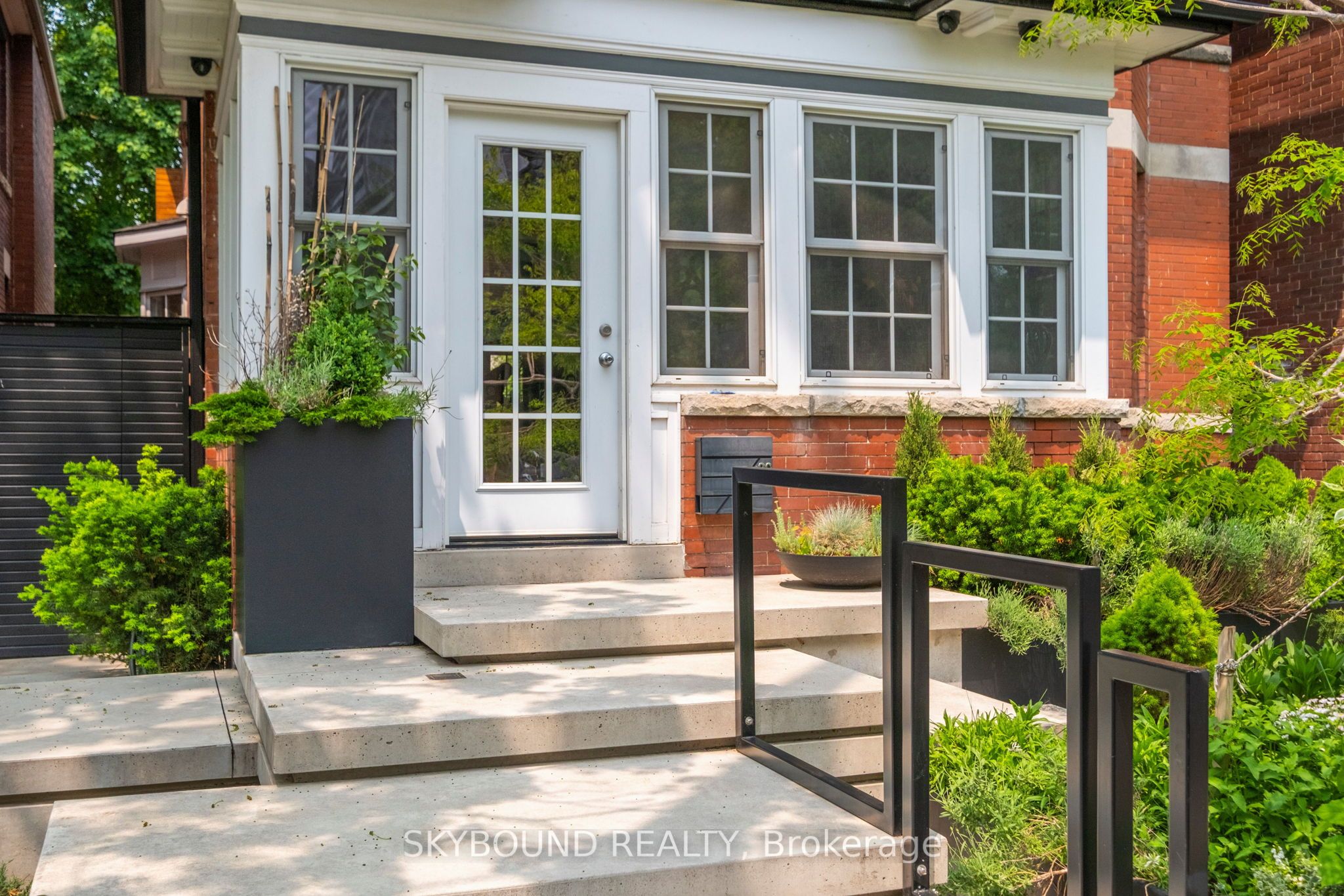 20 Fairview Boulevard