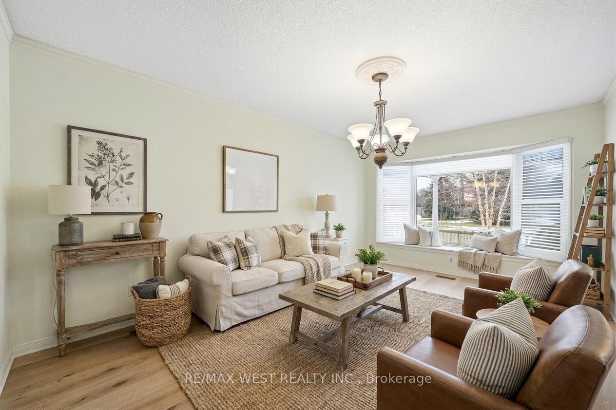 690 Robertson Crescent