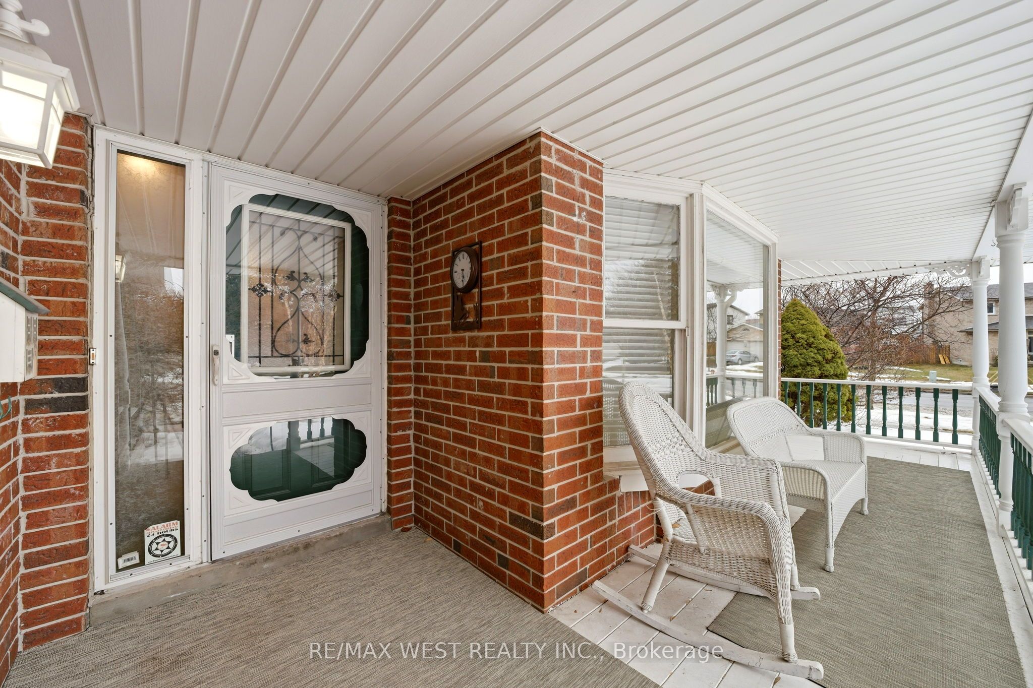 690 Robertson Crescent